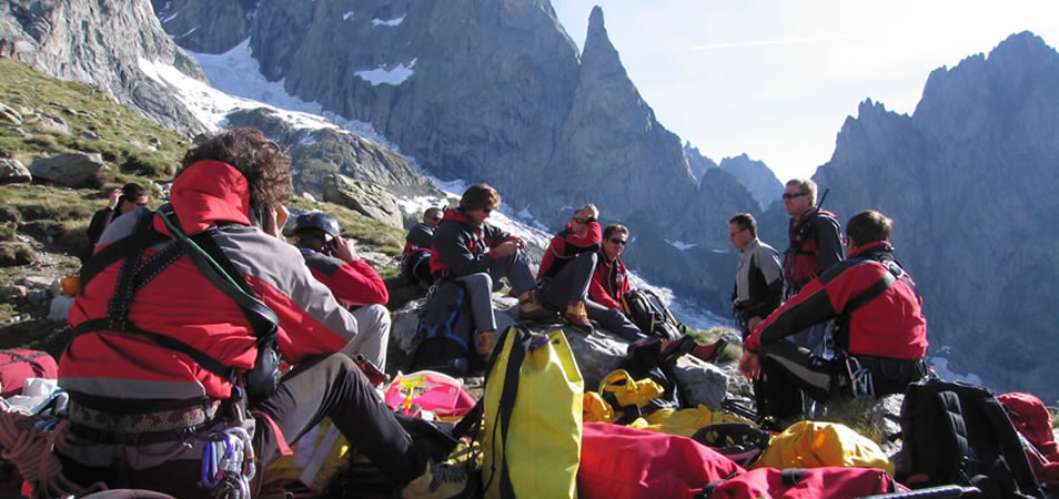 Formazione: sosta al rifugio Monzino (Gruppo del Monte Bianco)